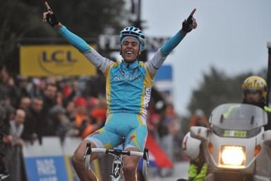 Rmy Di Gregorio bejubelt seinen Sieg auf der 7. Etappe von Paris-Nizza (Foto: www.letour.fr)