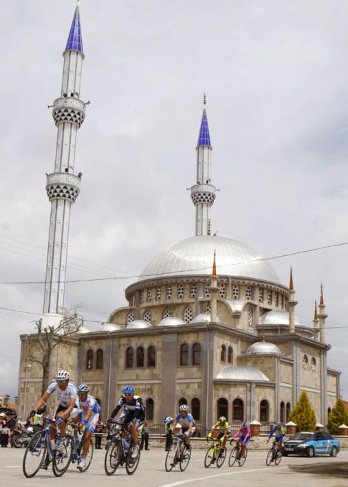 Die Spitzengruppe vor einer Moschee
