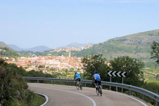 Gekonnte Kurvenfahrt der Fitnessgruppe runter nach Parcent