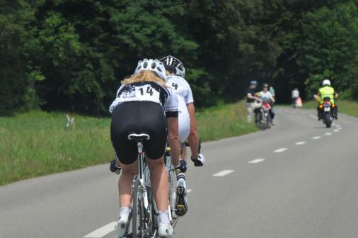 Kein Sieg, jedoch sehr gute Platzierungen in Cham-Hagendorn - Andrea Wolfer am Hinterrad von Pascale Schnider (Foto: bike-import.ch)