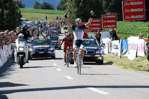 Fabian Cancellara schlgt bei der Zielankunft seinen Begleiter Steve Morabito (Foto: Swiss Cycling)