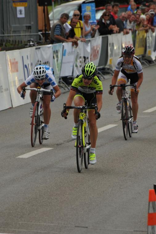 Den Sprint um Platz 3 gewinnt Jennifer Hohl vor Doris Schweizer und Angelika Meier (Foto: bike-import.ch)