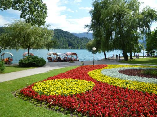 Park und die Gondoliere vom Bled See