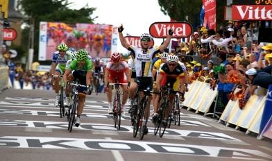 Mark Cavendish gewinnt die 5. Etappe der Tour de France vor Philippe Gilbert, der das Grne Trikot von Jos Joaquin Rojas bernimmt (Foto: www.letour.fr)