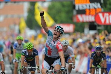 Andr Greipel bejubelt in Carmaux seinen ersten Etappensieg bei der Tour de France (Foto: www.letour.fr)