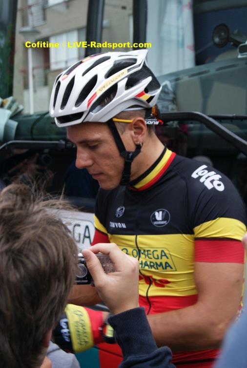 Eneco-Tour 5. Etappe - Puplikumsliebling Philippe Gilbert schreibt noch Autogramme vor dem Start in Genk