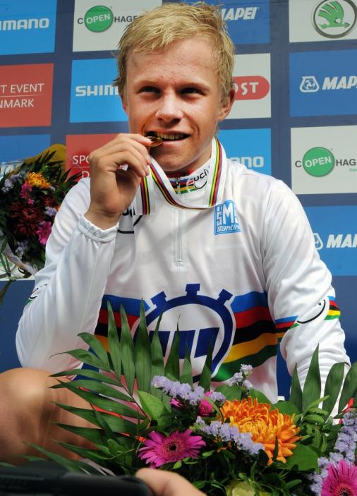 Der dnische Junior Mads Wrtz Schmidt mit Regenbogentrikot und Goldmedaille (Foto: copenhagen2011.dk)