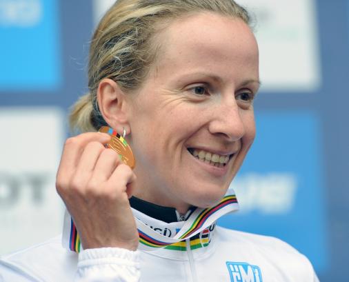 Judith Arndt freut sich ber ihre erste Goldmedaille im Einzelzeitfahren (Foto: copenhagen2011.dk)