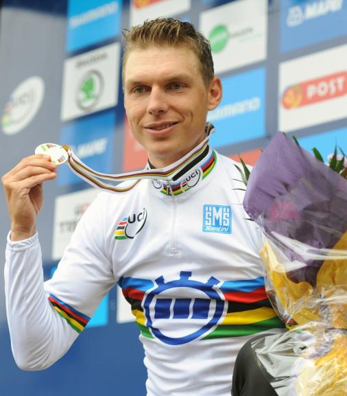 Tony Martin im Regenbogentrikot mit seiner Goldmedaille als neuer Zeitfahrweltmeister (Foto: copenhagen2011.dk)