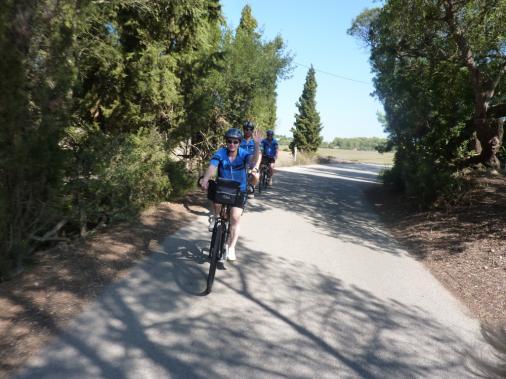 Radwanderer auf dem Weg nach Els Calderes bei San Joan