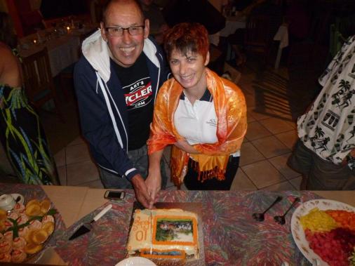 Andrea und Gusti schneiden den Jubilumskuchen an
