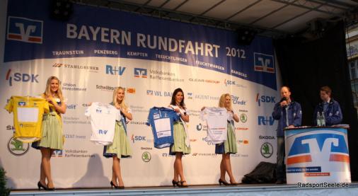 Die Wertungstrikots der Bayern-Rundfahrt 2012 + Moderatoren Stefan Schwenke und Marcelmeinert