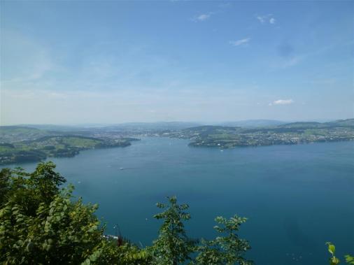 der Vierwaldstttersee und im Hintergrund die Stadt Luzern