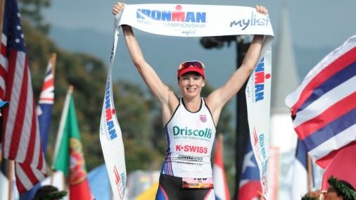 Leanda Cave feiert den Sieg beim Ironman Hawaii 2012 (Foto: (c) finisherpix.com)