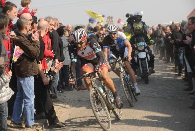 Die beiden Duellanten um den Sieg bei Paris-Roubaix 2013: Fabian Cancellara und Sep Vanmarcke (Foto: letour.fr/Veranstalter ASO)