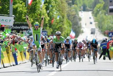 Elia Viviani gewinnt die 2. Etappe der Dauphine vor dem enttuschten Gianni Meersman (Foto: letour.fr/Veranstalter)