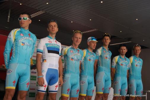 Team Astana um den estnischen Meister Tanel Kangert bei der Einschreibung in Zernez