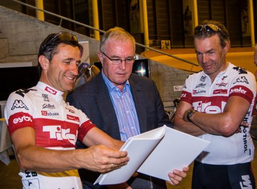Josef Margreiter und Thomas Pupp bergeben UCI-Prsident Pat McQuaid die Bewerbungsunterlagen (Foto: Tirol Werbung)