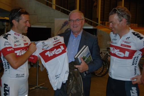 Der UCI-Prsident erhlt ein Tirol-Leiberl (Foto: Tirol Werbung)