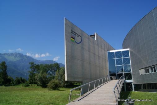 der Weg zum Eingang des Centre Mondial du Cyclisme und der UCI