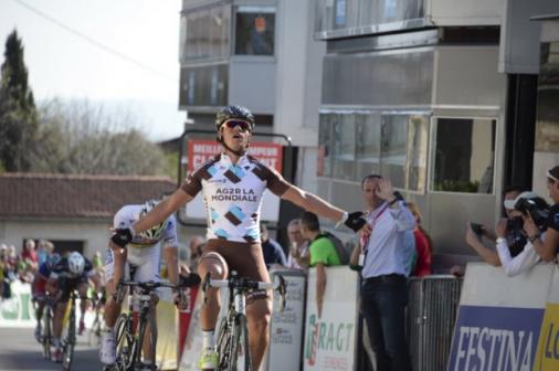 Carlos Alberto Betancur bejubelt seinen zweiten Etappensieg bei Paris-Nizza - Rui Costa lsst enttuscht den Kopf hngen (Foto: letour.fr/P.Perreve)