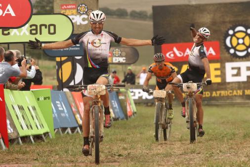 Christoph Sauser und Frantisek Rabon bejubeln ihren Sieg auf der 3. Etappe von Cape Epic (Foto: Shaun Roy/Cape Epic/SPORTZPICS)