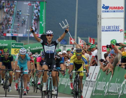 Matteo Trentin feiert den Sieg auf der 6. Etappe der Tour de Suisse