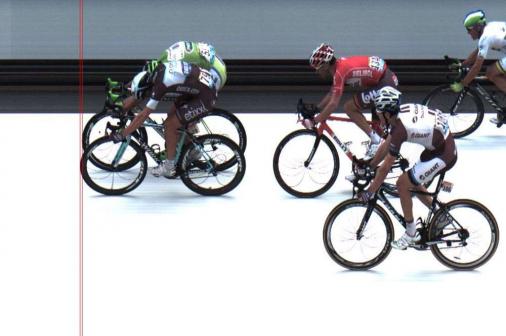 Hauchdnn bringt Matteo Trentin sein Rad vor Peter Sagan ber die Ziellinie (Foto: Veranstalter/letour.fr)