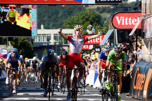 Alexander Kristoff jubelt ber den Tour-Etappensieg, Peter Sagan lsst enttuscht den Kopf hngen (Foto: Veranstalter/letour.fr)