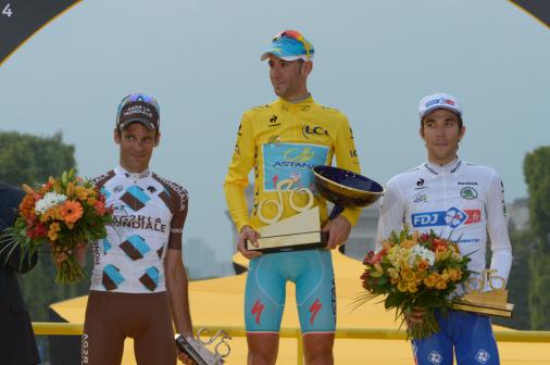 Vincenzo Nibali, Gewinner der Tour de France 2014, flankiert von Jean-Christophe Praud (l.) und Thibaut Pinot (r.) (Foto: Veranstalter/letour.fr)