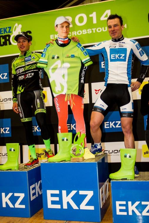 Das Podium der EKZ CrossTour mit dem abwesenden Gewinner Clment Venturini als Pappaufsteller (Foto: radsportphoto.net/Steffen Mssiggang)