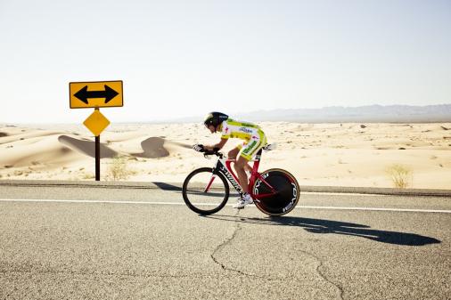 Mit dem Zeitfahrrad in der Wste (Foto: Karelly | lupispuma.com)