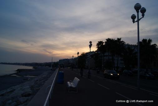 Ein Sonnenuntergang über der Promenade des Anglais in Nizza