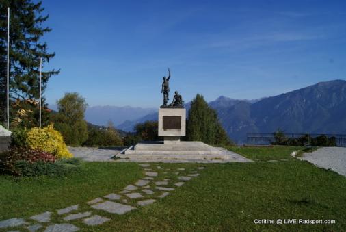 Ein Denkmal auf dem Gelände des Museo del Ciclismo Madonna del Ghisallo