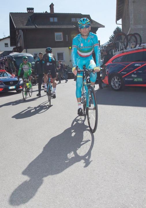 Vincenzo Nibali rollt zum Start (Foto: Expa Pictures)