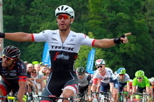 Nach einem sieglosen Giro triumphiert Giacomo Nizzolo in Leuggern (Foto: Achim Bckenkrger)