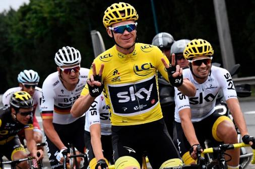 Chris Froome feiert seinen vierten Gesamtsieg bei der Tour de France (Foto: Twitter @TeamSky)
