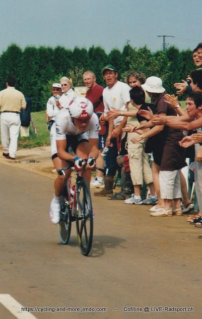 im weißen Trikot beim Einzelzeitfahren der Tour de France 2005