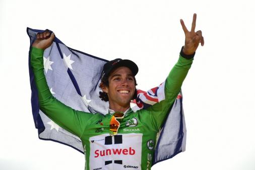 Der zweifache Etappensieger Michael Matthews im Grnen Trikot und mit der australischen Flagge (Foto: Twitter @LeTour)