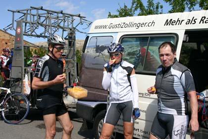 Unterwegsbetreuung total mit GustiZollinger.ch Radsportreisen, nach dem Aufstieg munden die Orangen so gut!