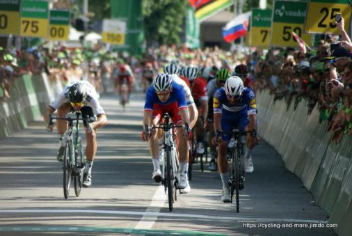 Dmare (Mitte) gewinnt die 8. Etappe der Tour de Suisse vor Gaviria (rechts), Sagan (links) wird Vierter