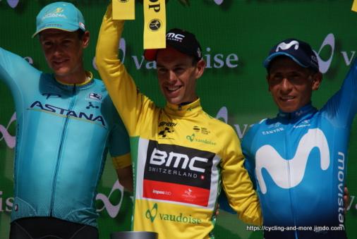 Gesamtsieger Richie Porte im Gelbe Trikot, flankiert von Jakob Fuglsang und Nairo Quintana