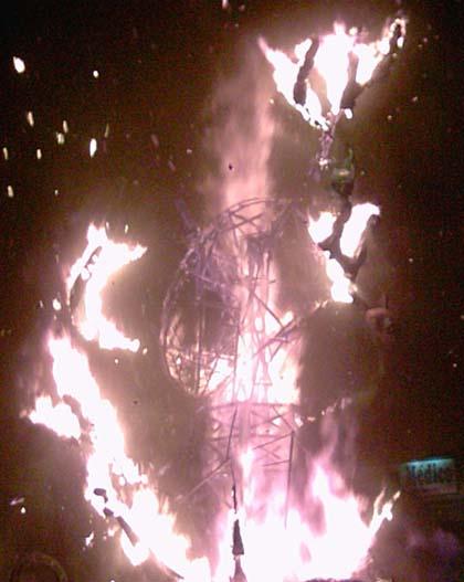 Kurz nach Mitternacht loderten die Flammen der grossen Pappfigur von Calpe hell auf