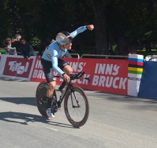 Remco Evenepoel bejubelt den Sieg im WM-Zeitfahren der Junioren in Innsbruck (Foto: Heike Oberfeuchtner/H.O.)