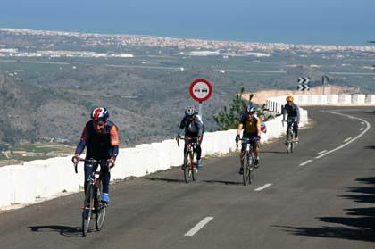 Auch die Fitnessgruppe vom Cyrill bewltigt den 8 km langen Anstieg zum Vall de Ebo in blendender Haltung
