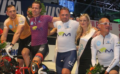 Blumen für die „Sieger der Sieger“: (von links nach rechts) Marcel Kalz, Leif Lampater, Jimmi Madsen und Carsten Wolf (Foto: Thorsten Schmidt)