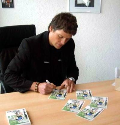 Jan Ullrich verteilt Autogramme