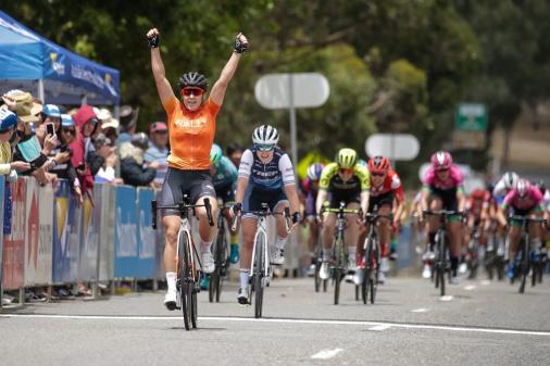 Chloe Hosking gewinnt die 1. Etappe der Womens Tour Down Under (Foto: twitter.com/tourdownunder)