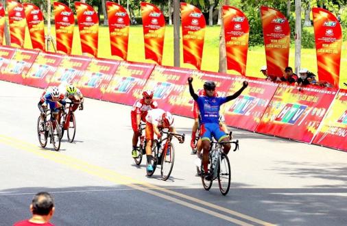 Nguyen Tan Hoai erobert mit zweitem Etappensieg beim HTV Cup die Führung zurück (Foto: facebook.com/htvthethao)
