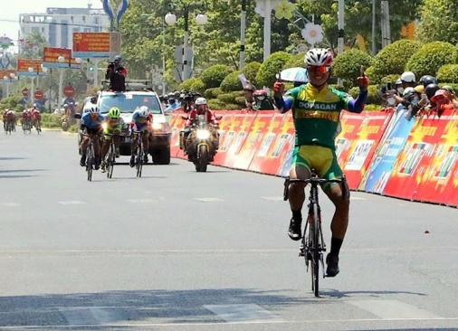 Der Erik Dekker Vietnams: Tran Tuan Kiet erringt beim HTV Cup seinen 3. Etappensieg als Ausreier (Foto: facebook.com/htvthethao)